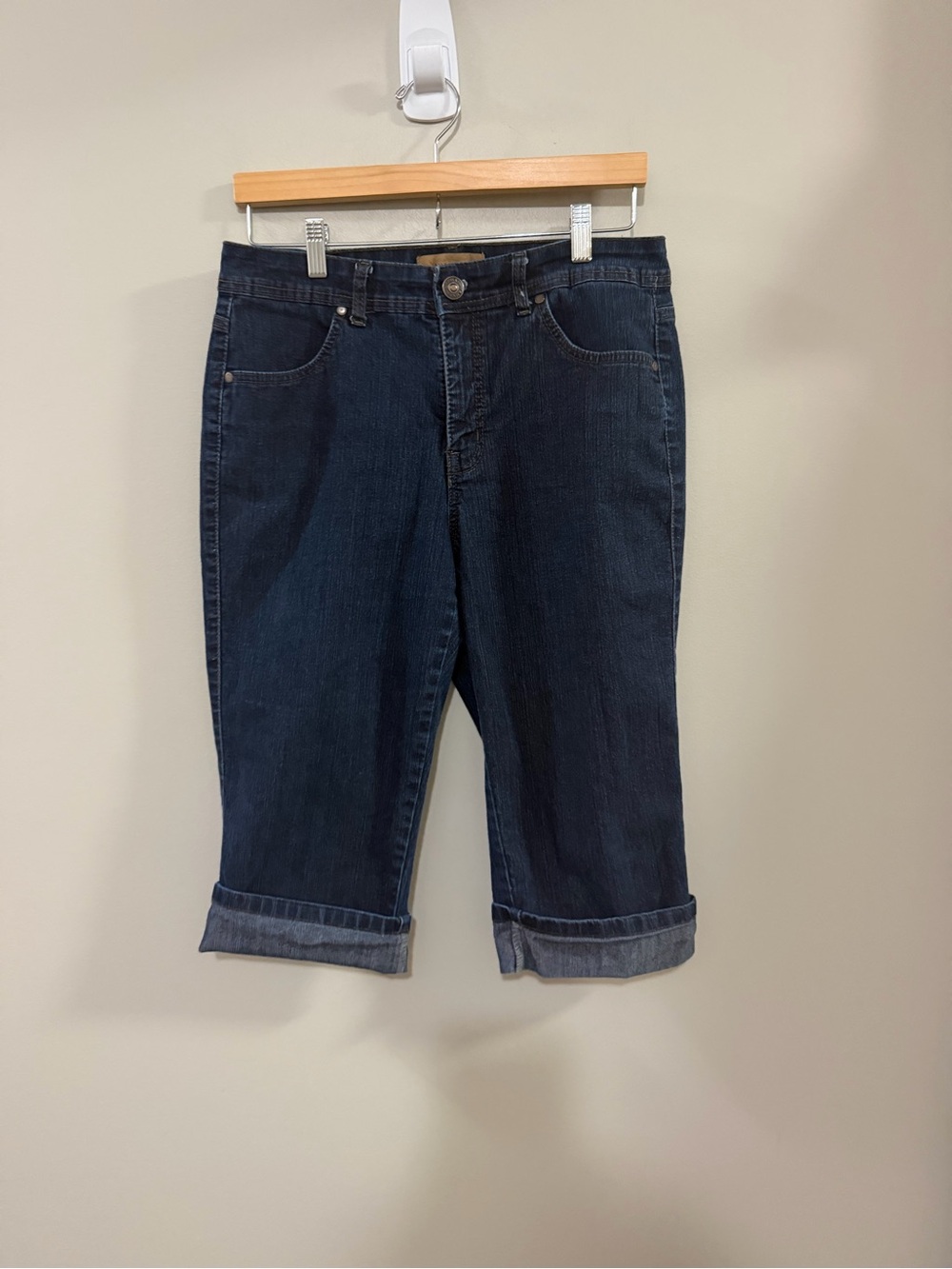 Hannah Dark Blue Rolled-Cuff Capri Jeans. Size 10